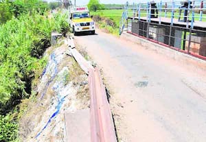 மாயனுார் அருகே புதிய வடிகால் பாலம் கட்ட மக்கள் எதிர்-பார்ப்பு