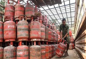 மேற்காசியா போர் எதிரொலி; குழாய் வழி எரிவாயு இணைப்பு இருந்தால் எல்.பி.ஜி., கிடையாது; மத்திய அரசு நடவடிக்கை