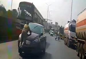 கார் பேனட்டில் 4 கி.மீ., சென்ற ஏட்டு; குட்கா கடத்திய டிரைவர் அட்டூழியம்