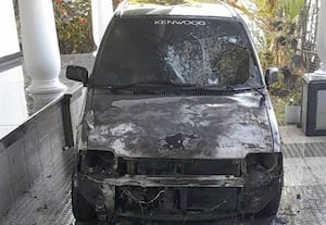  கார், வீட்டு கதவிற்கு தீ வைத்த முதியவர் கைது