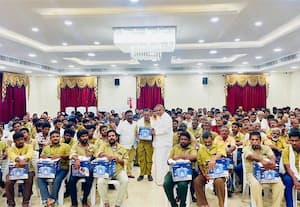  ஓட்டுநர்களுக்கு எலக்ட்ரிக் குக்கர் த.வெ.க., சார்பில் வழங்கல்