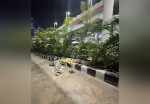  சர்வதேச விமான நிலையமா... மர்ம நபர்கள் தங்கும் விடுதியா?