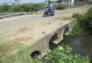  தடுப்புச்சுவர் இல்லாத சிறுபாலம் விபத்தில் சிக்கும் வாகன ஓட்டிகள்