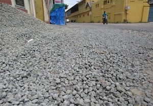  சாலையோரம் ஜல்லிக்கற்கள் குவிப்பு இருசக்கர வாகன ஓட்டிகள் அவதி