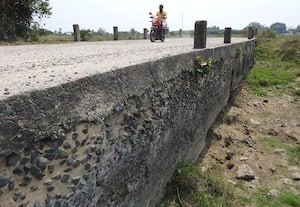  பராமரிப்பு இல்லாத நீர்வரத்து கால்வாய் பாலங்கள் பலவீனம் அடையும் அபாயம்