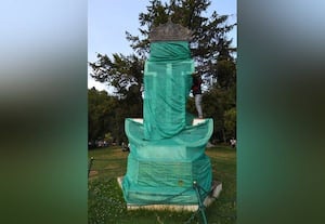  நினைவு துாண் துணியால் மறைப்பு