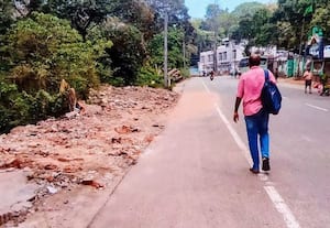  எதிர்ப்பு n குமுளியில் சுகாதார வளாகத்தை அகற்றியதற்கு n தமிழக வனத்துறை நடவடிக்கையால் பயணிகள் அவதி