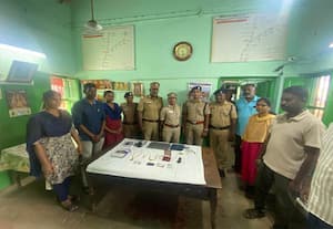 செங்கோட்டை- மயிலாடுதுறை ரயிலில் கிடந்த 12 சவரன் நகை, லேப்டாப்: உரியவரிடம் ஒப்படைத்த ரயில்வே போலீசார்