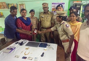  ரயிலில் கிடந்த 12 பவுன் நகை உரிய பெண்ணிடம் ஒப்படைப்பு