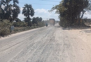  புழுதி பரவும் அருங்குன்றம் சாலையில் நீர் தெளிக்காததால் வாகன ஓட்டிகள் அவதி