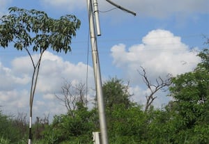  மின்விளக்கு கம்பம் சீரமைக்க வாகன ஓட்டிகள் வலியுறுத்தல்