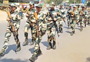  பரமக்குடியில் மத்திய பாதுகாப்பு படையினர் கொடி அணிவகுப்பு