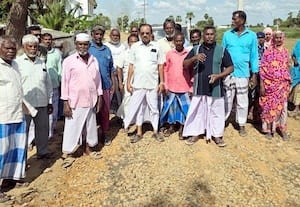  ரோடு பணி பாதியில் நிறுத்தம் தேர்தலை புறக்கணிக்க முடிவு