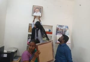  அரசியல் தலைவர்களின் போட்டோக்கள் மறைப்பு