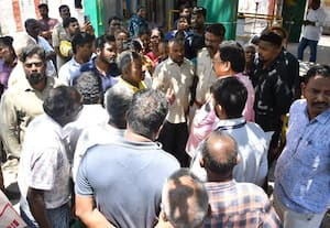  வீடுகள் ஒதுக்கீட்டில் குளறுபடி பயனாளர்கள் சாலை மறியல்