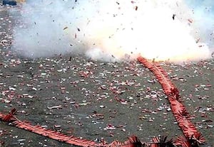 பட்டாசு கழிவுகளை பொது இடங்களில் எரிப்பதால் விபத்துக்கள்   தொடருது   ஆலைகளில் தனியாக குழி அமைத்து அழிப்பது அவசியம்