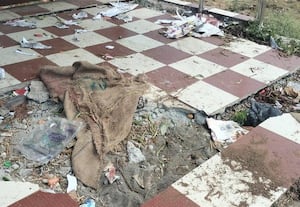  பரிதாப நிலையில் நிழற்குடை: சீரமைக்க பயணியர் கோரிக்கை