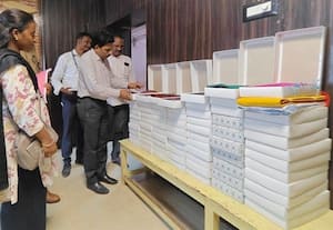  பட்டு புடவைகள், ரூ.3 லட்சம் பறிமுதல்