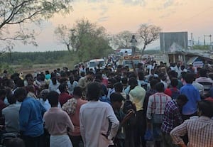  பள்ளி மாணவியை கிண்டல் செய்த போதை வாலிபர்களை கண்டித்து மறியல்