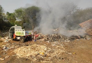  நீர் வழித்தடத்தில் குப்பை மலை அகற்ற மக்கள் ஆர்ப்பாட்டம்