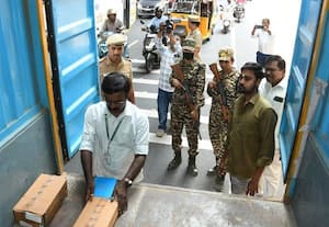  பறக்கும் படையினர் வாகன சோதனை