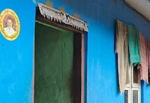  குடியிருப்புகளில் முதல்வர் ஸ்டிக்கர் அகற்ற அதிகாரிகள் நடவடிக்கை