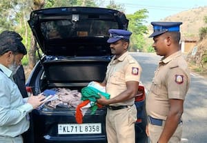  எல்லையில் நடந்த சோதனை கட்சி கொடி, தொப்பி பறிமுதல்