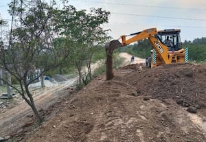  கானுார் குளக்கரையை பலப்படுத்த களப்பணி