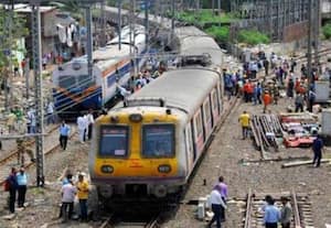  அதிகாரிகள் போல நடித்து ரயில் பயணியரிடம் கொள்ளை