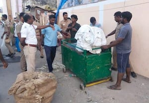  சாலையோர நடைபாதை ஆக்கிரமிப்பு கடைகள் அகற்றம்