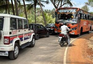  கீழடியில் குறுகலான ரோடு சுற்றுலா பயணிகள் தவிப்பு