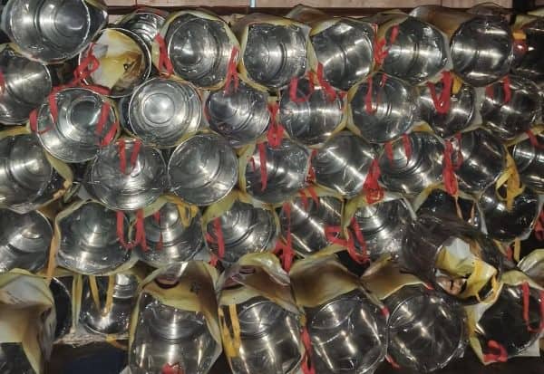 அண்டா கிடைக்காத கோபத்தில் பறக்கும் படையிடம் போட்டு கொடுத்த பெண்கள்