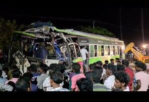  லாரி மீது மோதிய பஸ்; 20 பேர் காயம் இடிபாடுகளில் சிக்கிய டிரைவர் மீட்பு