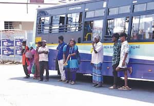பழைய பஸ் ஸ்டாண்டில் வெயிலில் பஸ்சுக்காக காத்திருக்கும் அவலம்