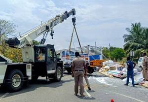  மானாமதுரை அருகே கவிழ்ந்த சரக்கு வேன்: போக்குவரத்து பாதிப்பு