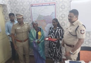  சாலையில் கிடந்த நகை பையை ஒப்படைத்த நபருக்கு பாராட்டு