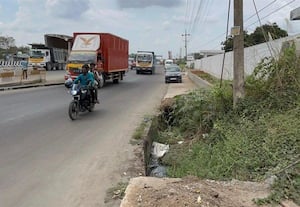  அரைகுறையாக விடப்பட்ட வடிகால்வாய் பணி ஒரகடத்தில் விபத்து அச்சத்தில் வாகன ஓட்டிகள்