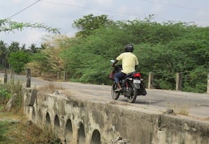  சிறுபாலத்திற்கு தடுப்பு சுவர் அமைக்க வாகன ஓட்டிகள் வலியுறுத்தல்