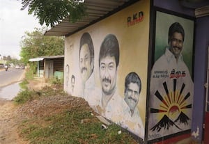  தேர்தல் நடத்தை விதிமீறல் சுவர் விளம்பரங்களை அழிப்பதில் அலட்சியம்