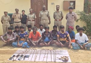  வேட்டையாடிய 12 பேர் சிக்கினர்