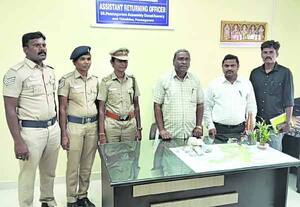 பறக்கும் படையினரால் ரூ.9.36 லட்சம் பறிமுதல்