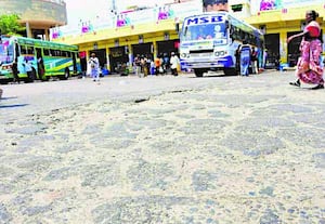 பழைய பஸ் ஸ்டாண்டில் பள்ளம் சிரமப்படும் டிரைவர்கள்