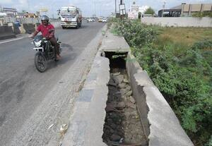  நடைபாதை கான்கிரீட் தளம் சேதம்:விபத்தில் சிக்கும் பாதசாரிகள்