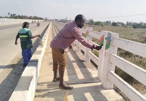  கட்சி விளம்பரங்கள் அழிப்பு