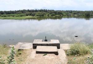  திறந்தவெளி 'பார்' ஆக குளத்துக்கரை: நடவடிக்கை இல்லாததால் கவலை