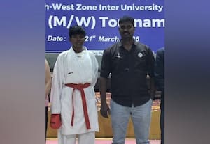  கராத்தே: கிரசண்ட் மாணவி வர்ஷா அபாரம்