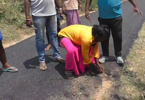  தரமற்று அவசரகதியில் சாலை சீரமைப்பு: பணியை தடுத்து நிறுத்திய மக்கள்
