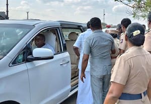  புதுச்சேரி முதல்வர் காரில் பறக்கும் படையினர் சோதனை பாதுகாவலர்கள் வாக்குவாதம்