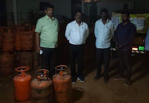  பதுக்கி வைத்து விற்பனை; 123 காஸ் சிலிண்டர் பறிமுதல்