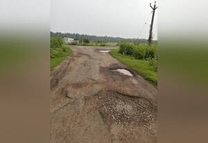  உருக்குலைந்த கிராம ரோடு அதிருப்தியில் மக்கள்